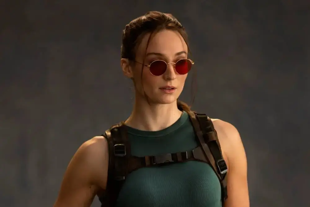 Первое фото Софи Тёрнер в образе Лары Крофт из Tomb Raider от Amazon - изображение