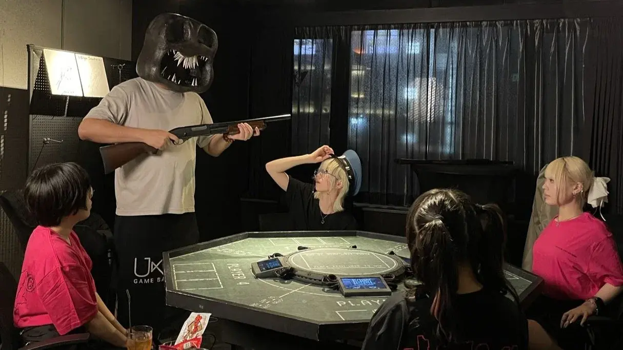 В токийском кафе можно вживую сыграть в Buckshot Roulette - изображение